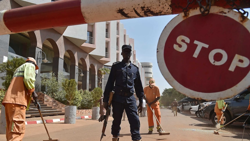 A Malian police officer stands guard outside the Radisson Blu hotel in Bamako on November 22, 2015