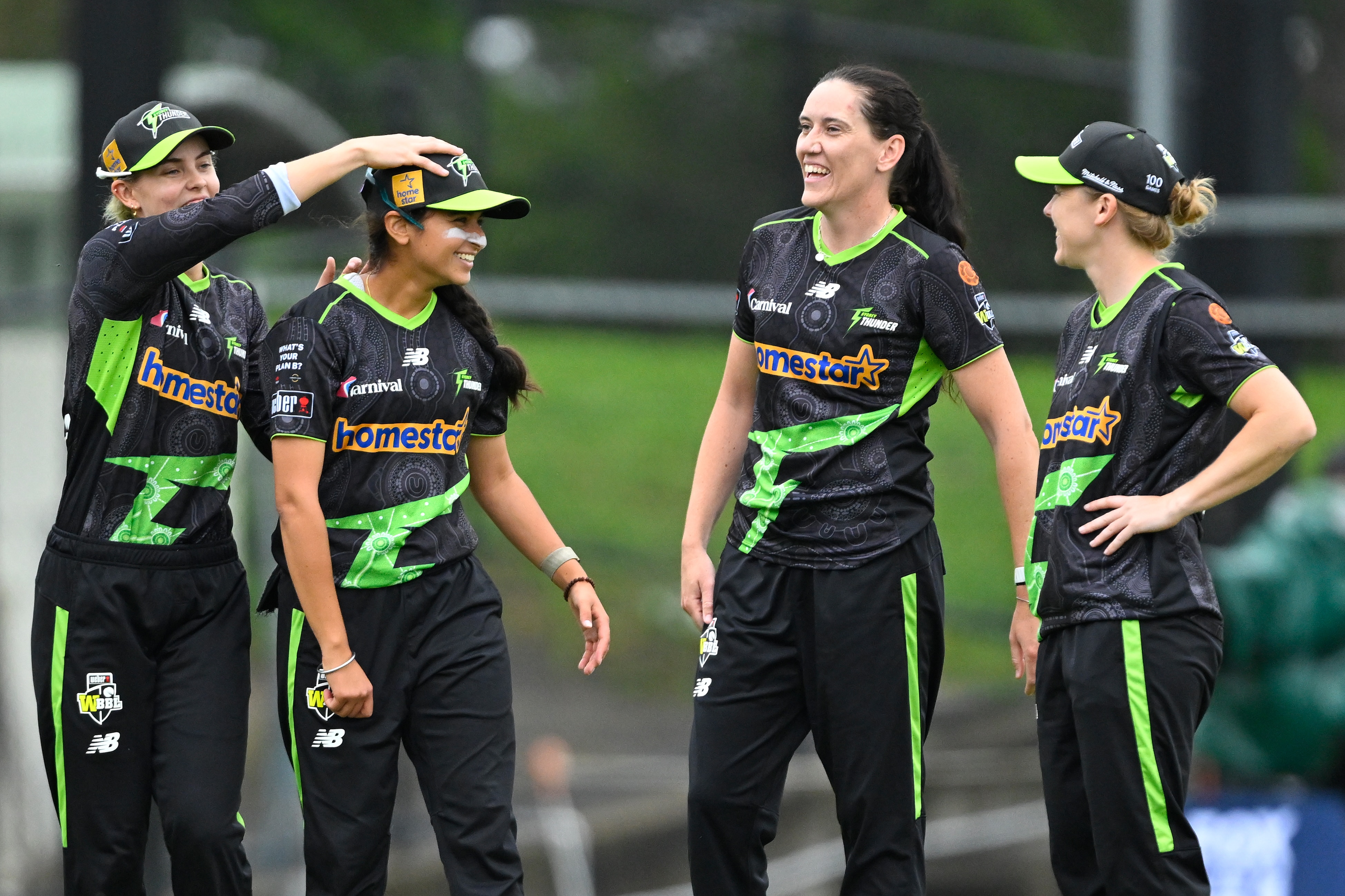 Os companheiros do Sydney Thunder comemoram o jovem jogador Hasrat Gill.