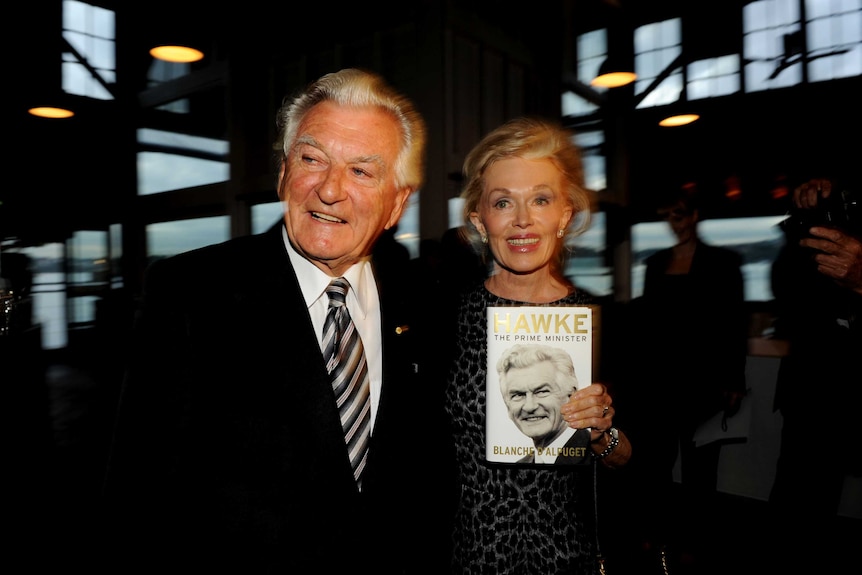 2010年，前澳大利亚总理鲍勃·霍克参加由其妻布兰切·德·阿尔普盖特执笔的自传《总理霍克》（Hawke: The Prime Minister）发布会。