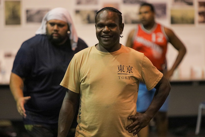 Hombres isleños del Estrecho de Torres sonriendo durante un ensayo de actuación. 