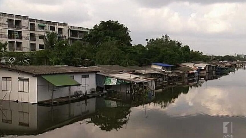 Floods approaching Thai capital