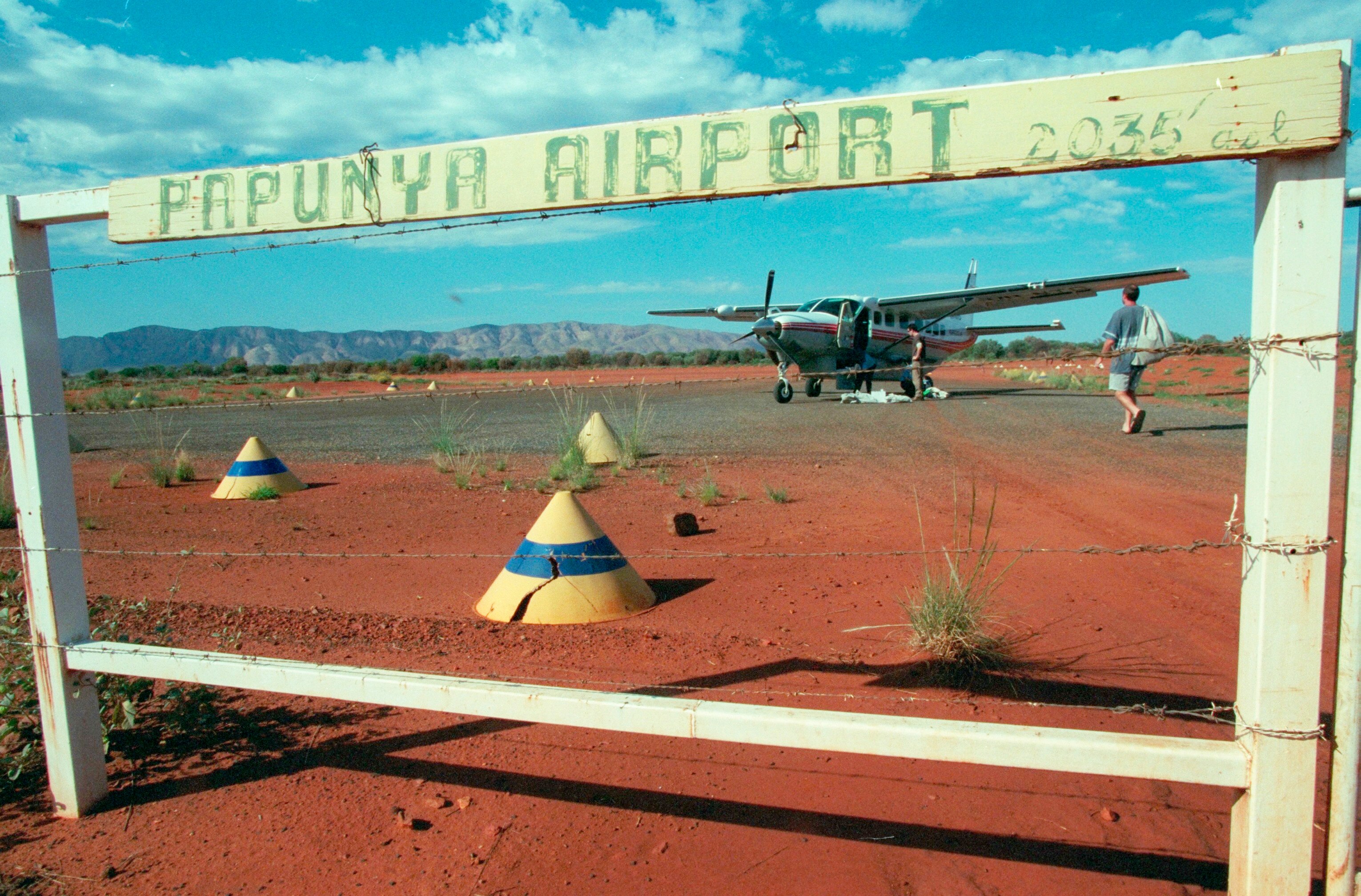 Geoffrey Bardon and Papunya art - ABC News & Headlines – Australian Broadcasting Corporation