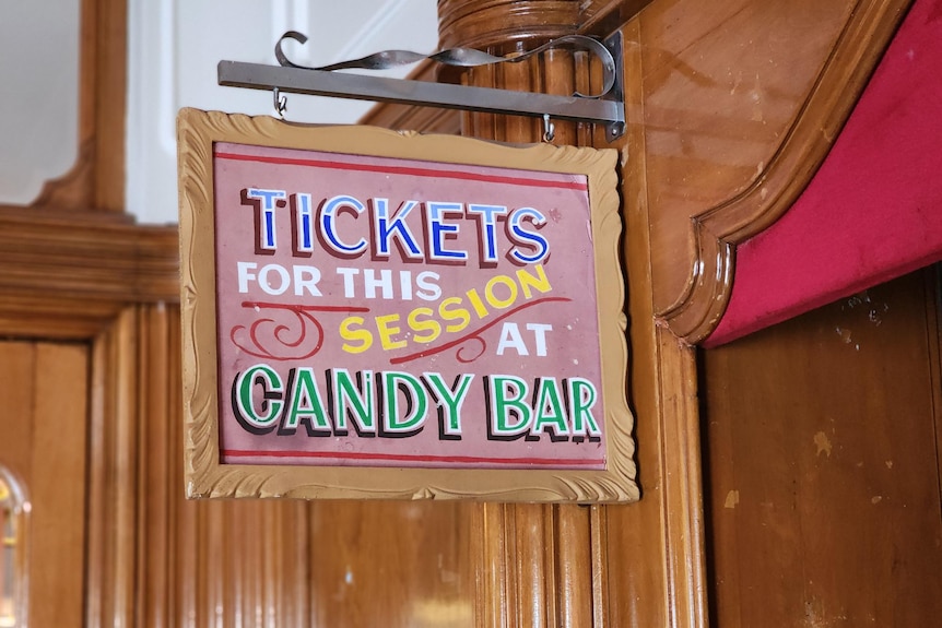 Un signe pour les billets au bar à bonbons à l'intérieur d'un hall de cinéma