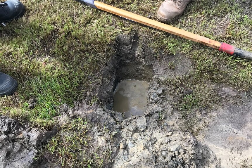 地上的一个洞充满了水。
