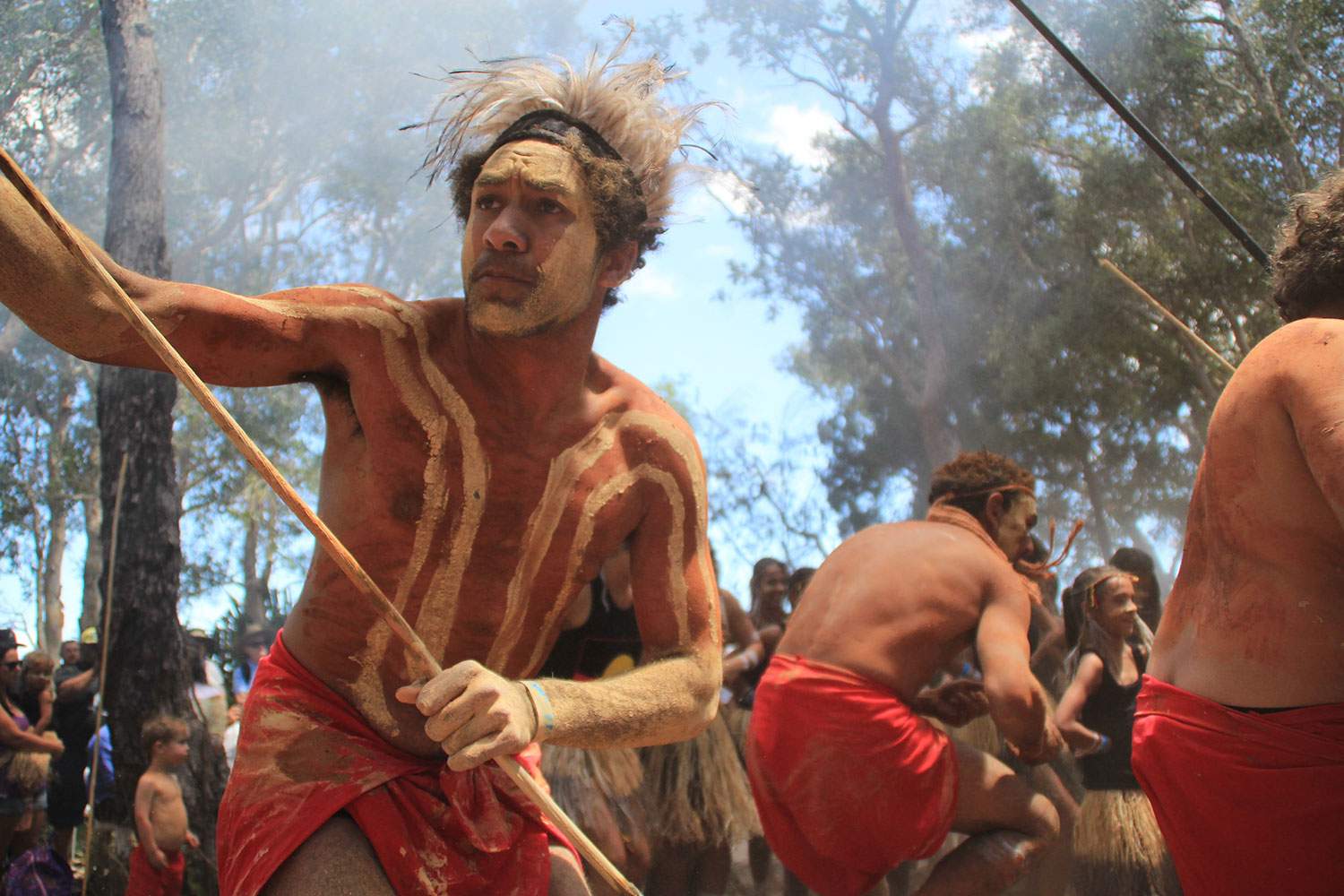 2014 年 10 月 24 日，昆士兰东南部弗雷泽岛 Butchulla 人的土著舞者。