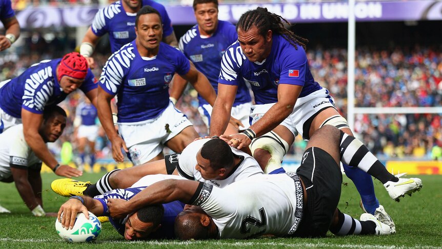 Samoa's Kahn Fotuali'i stretches out to score with team-mates behind him