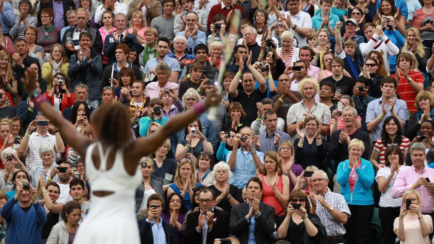 Wimbledon crowd salutes Williams