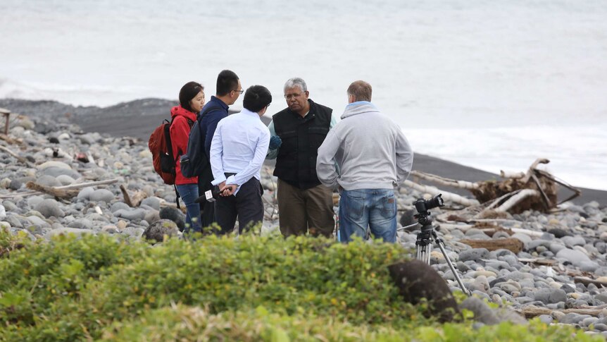 Malaysian aviation expert speaks to journalists on La Reunion