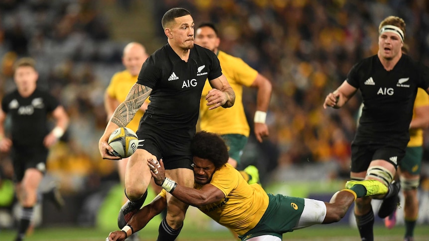 All Blacks' Sonny Bill Williams shrugs off Wallabies' Henry Speight's tackle