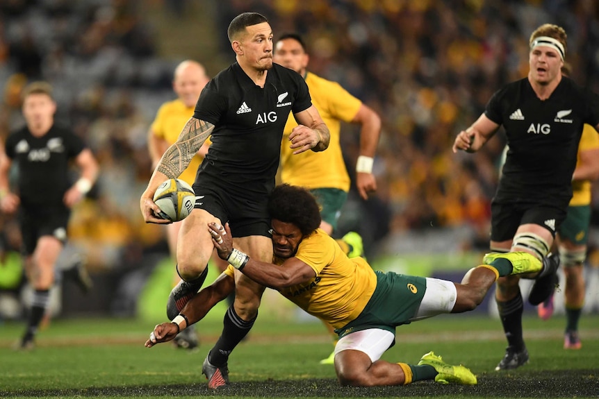 All Blacks' Sonny Bill Williams shrugs off Wallabies' Henry Speight's tackle