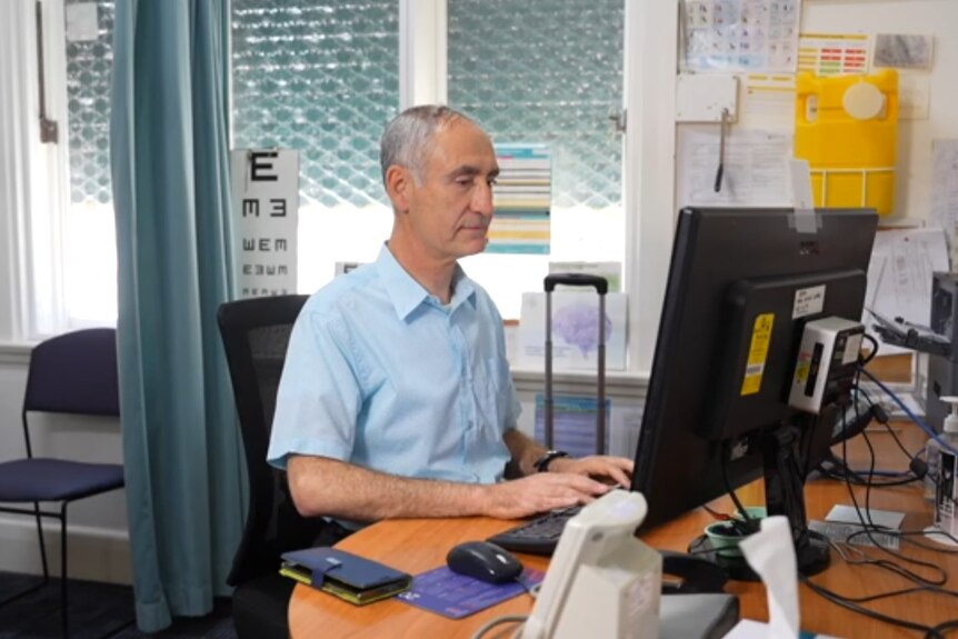 Dr Assem Al Alwani typing on a computer. 