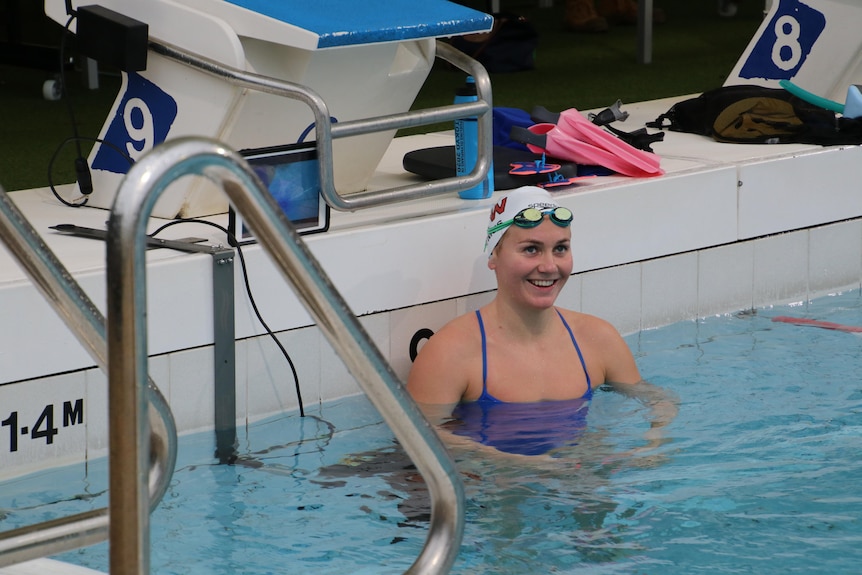 Ariarne Titmus in the pool smiling.