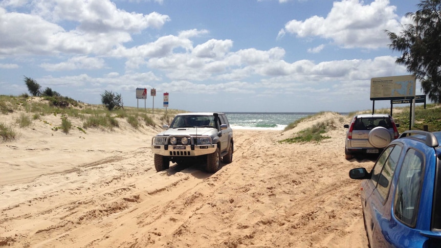 Four-wheel drive leaves Stradbroke Island ahead of bushfire