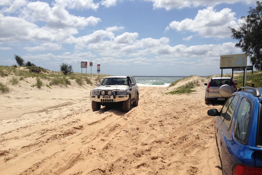 Four-wheel drive leaves Stradbroke Island ahead of bushfire