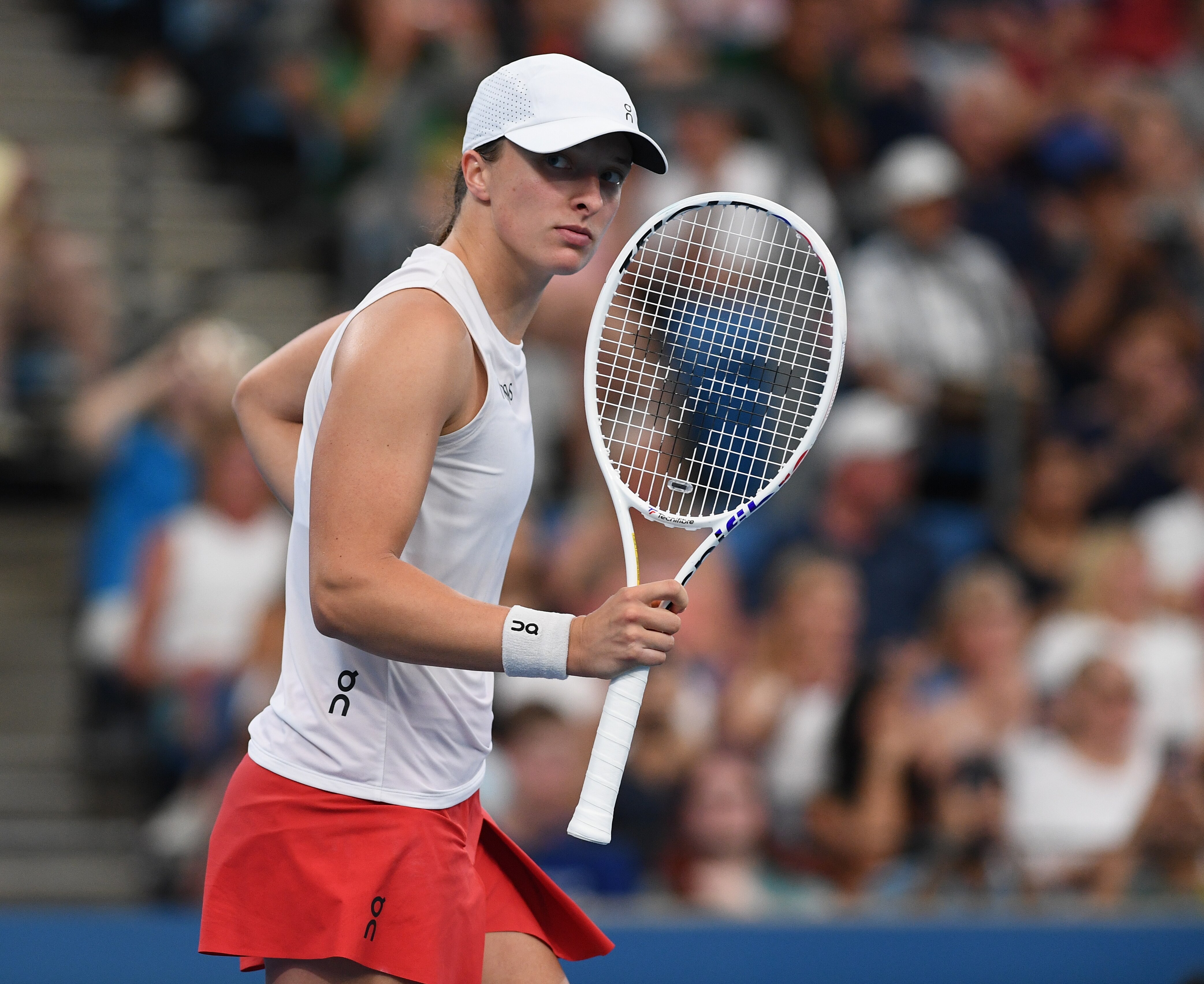 Iga Świątek holding a tennis racquet. 