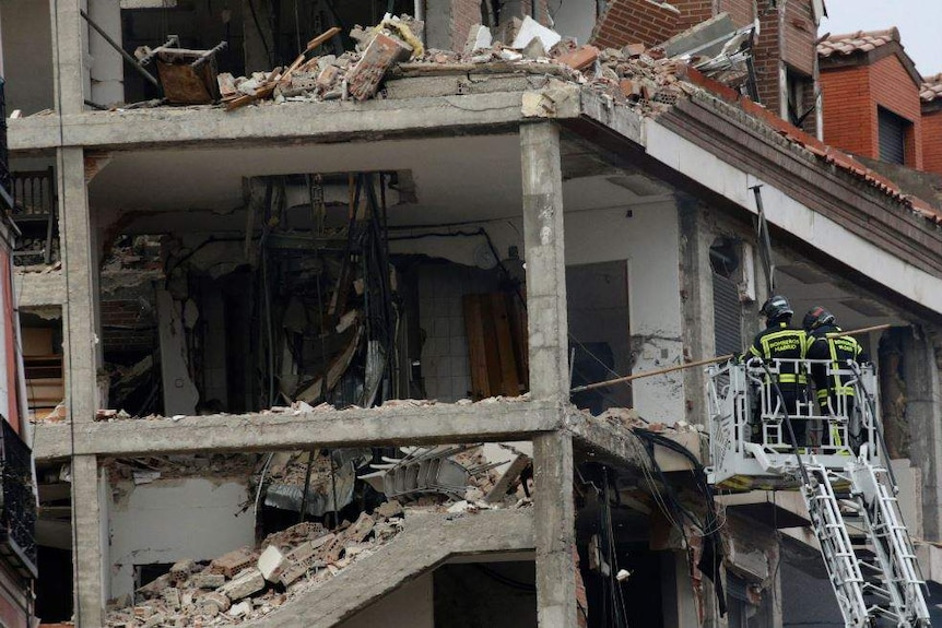 La fachada de un edificio fue removida por una explosión.