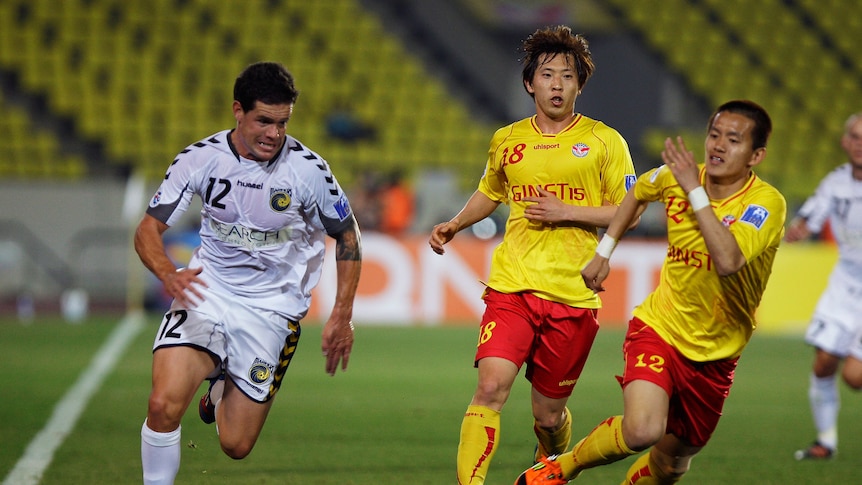 Troy Hearfield (L) in action for the Central Coast Mariners in the Asian Champions League in 2012.
