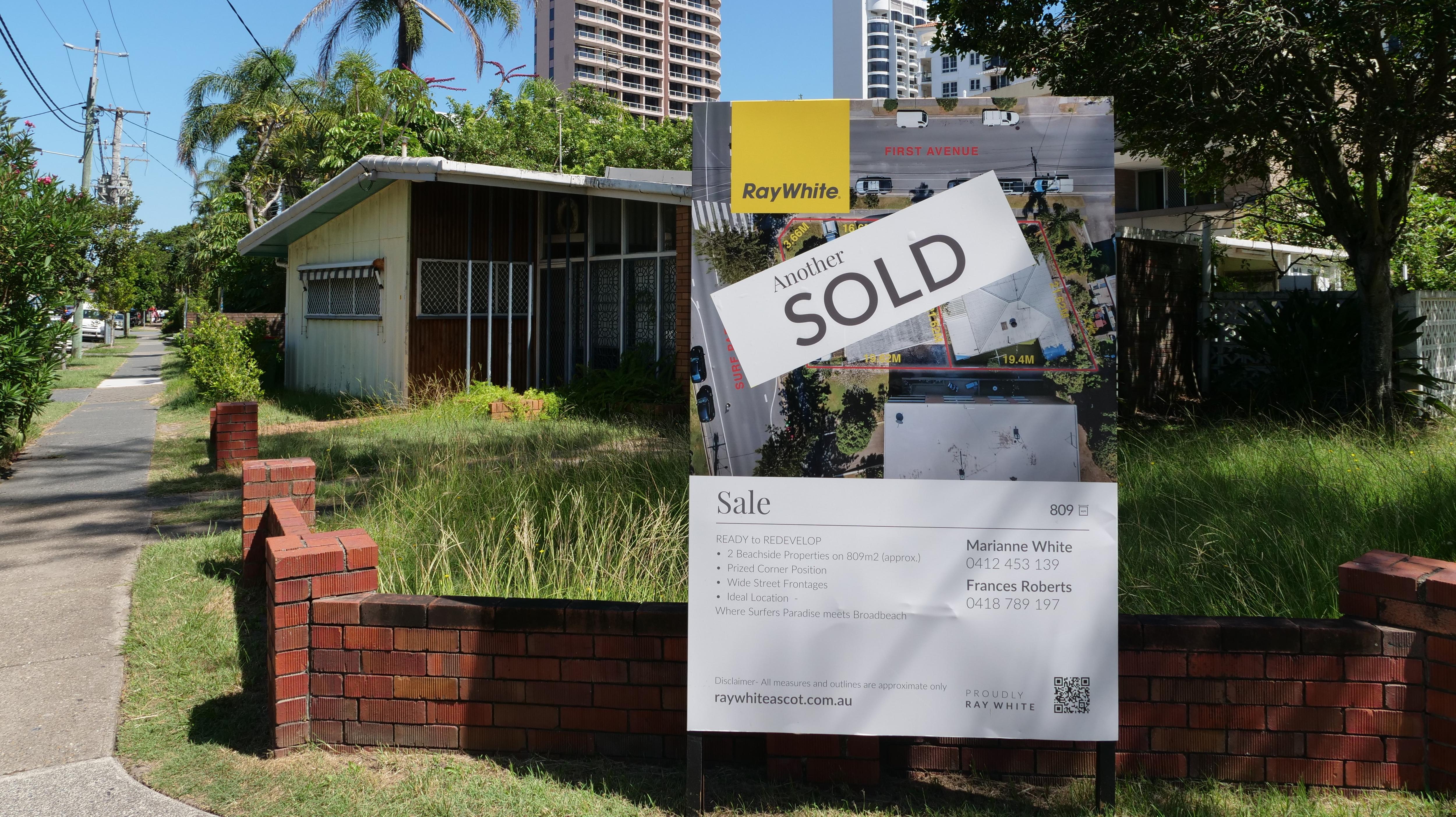 Record Gold Coast rental market likely to 'edge higher' as tenants 'lock in' for longer - ABC News