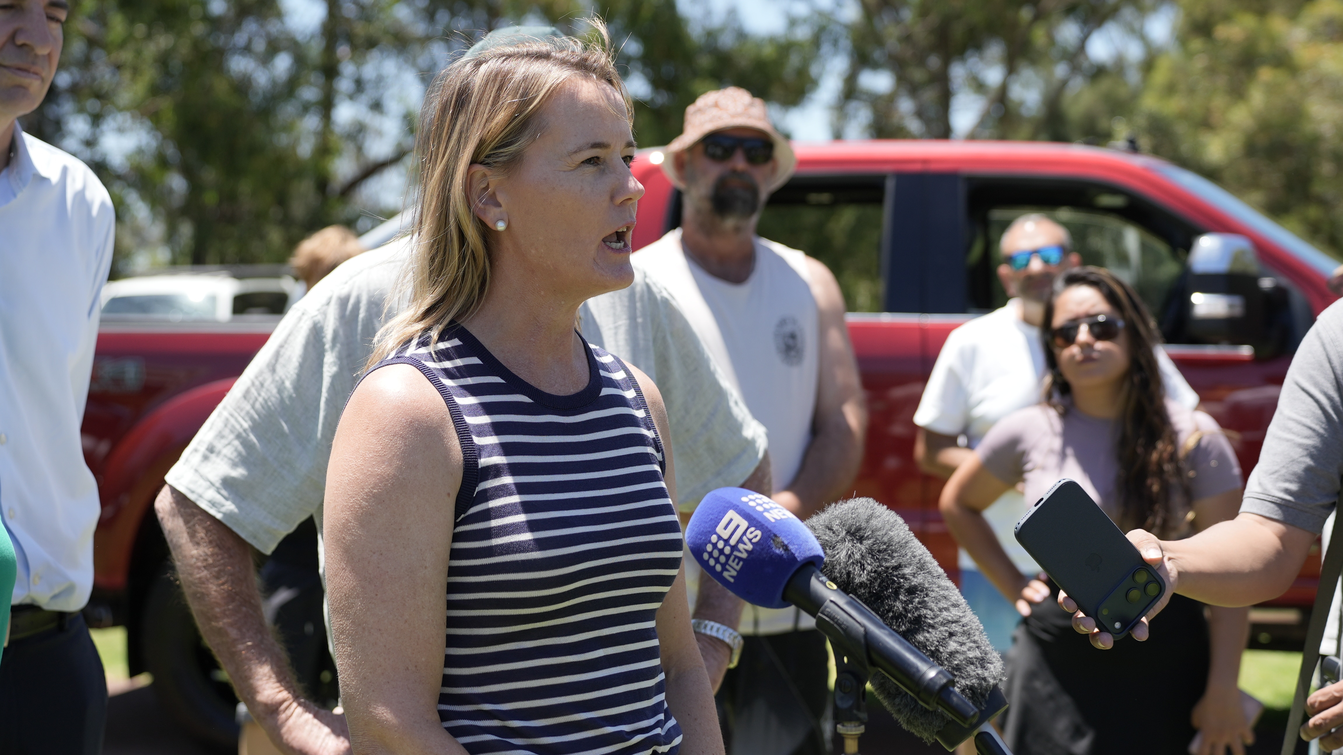 Kirrilee Warr fala ao ar livre. 