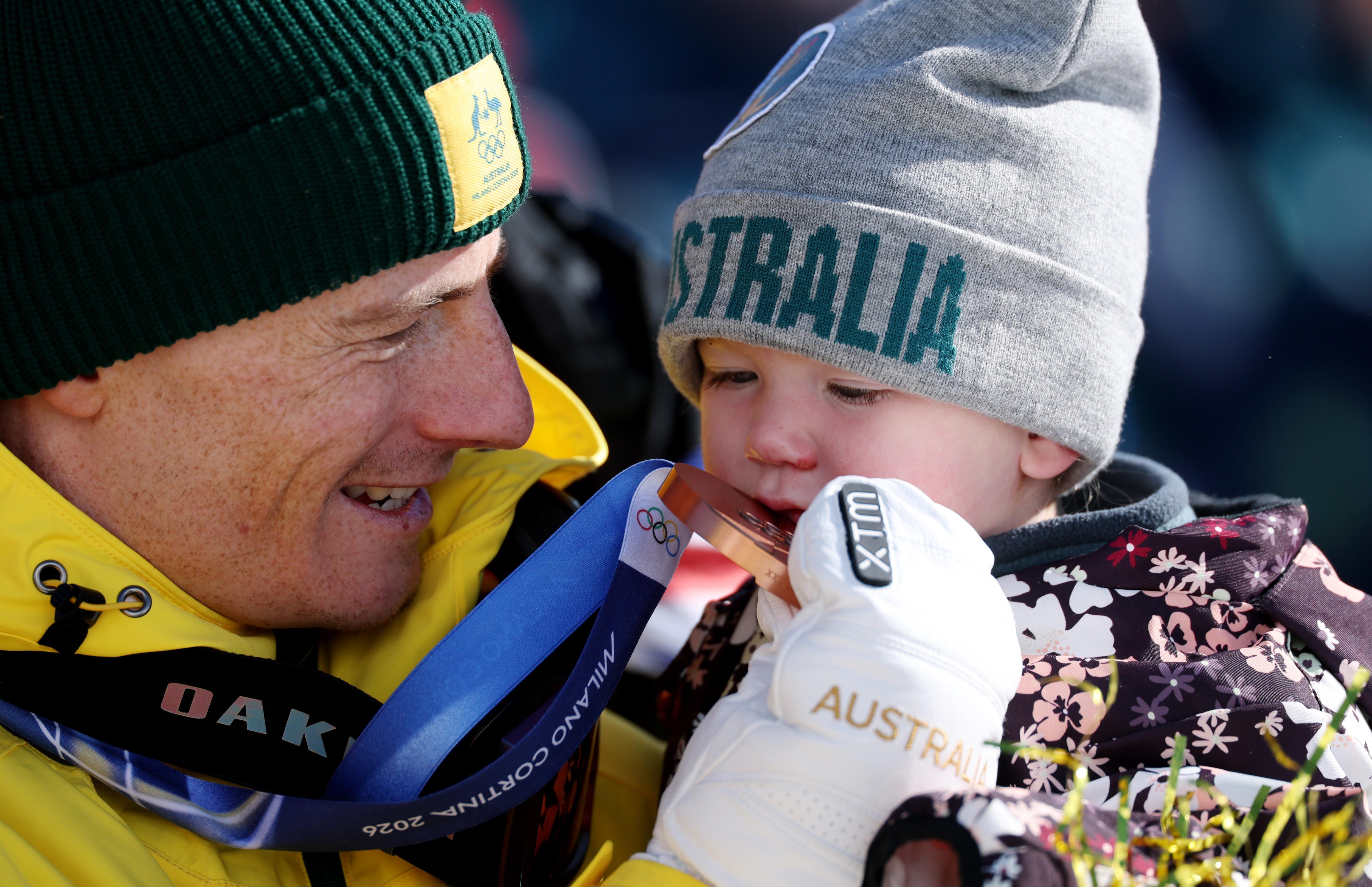 O medalhista de bronze duplo Matt Graham mostra à filha Ada sua medalha de bronze nos Jogos Olímpicos de Inverno.