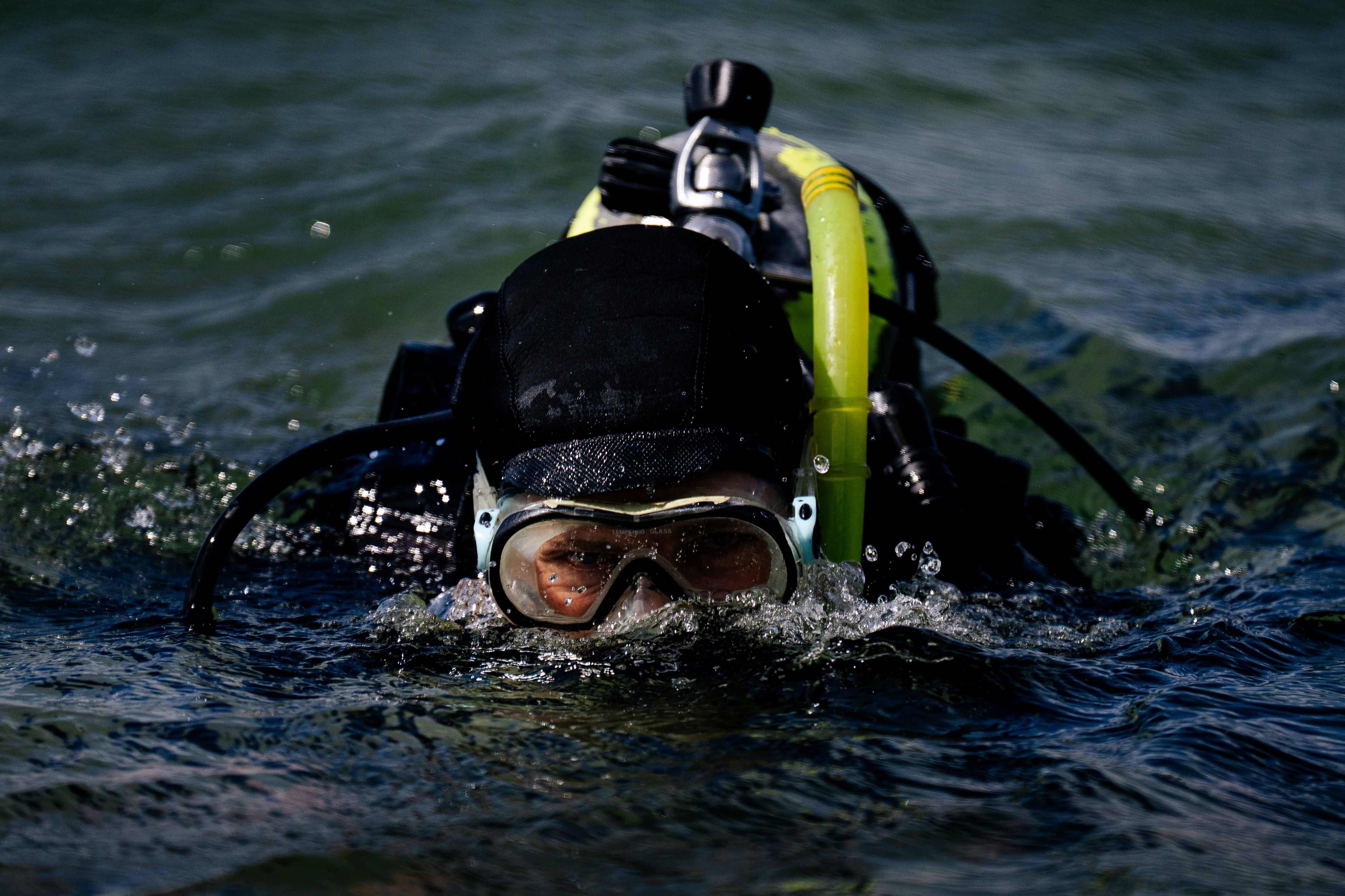 Homem com equipamento de mergulho no oceano
