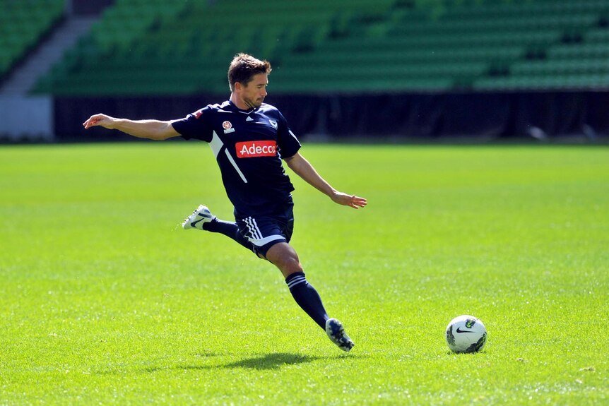 harry Kewell lines one up at Melbourne Victory training