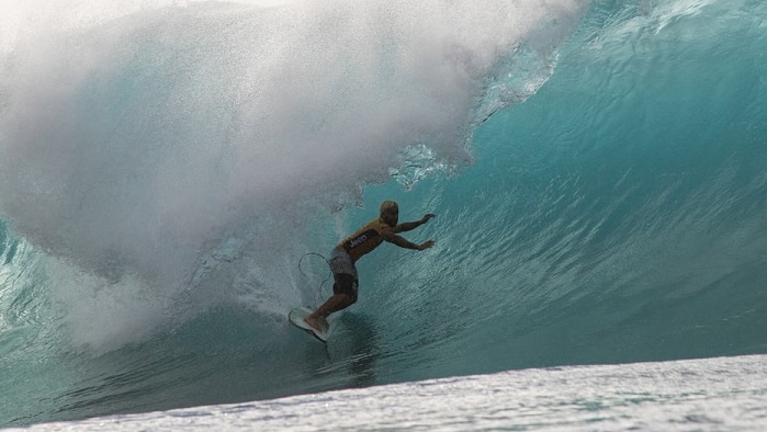 Italo Ferreira surfs Pipeline.