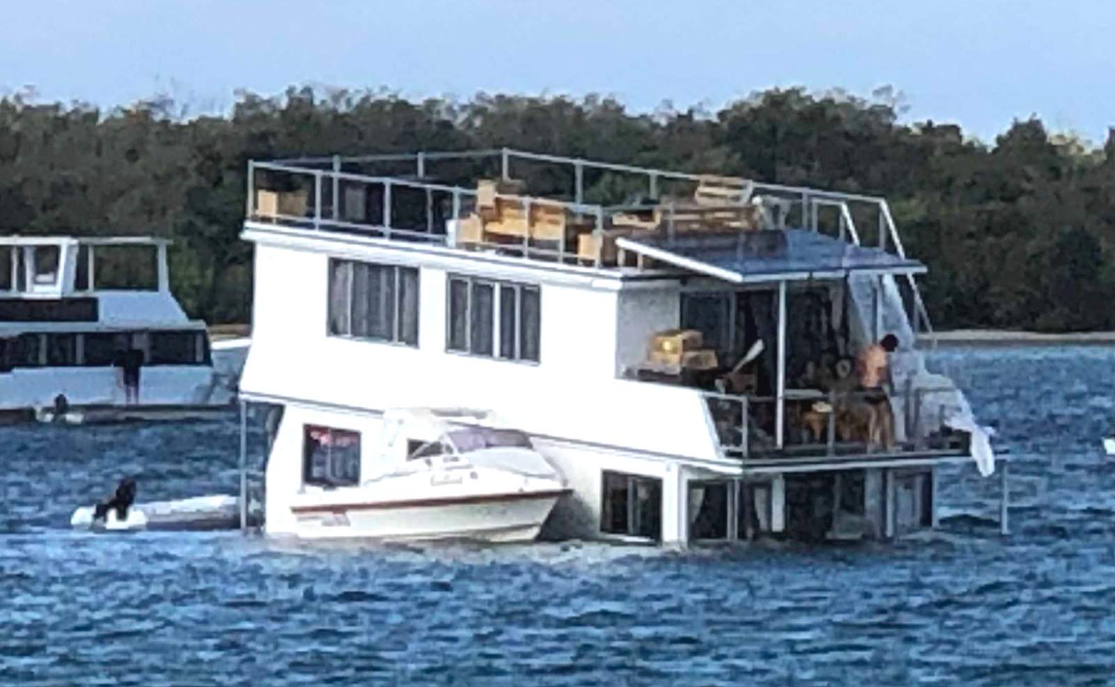 Houseboat sinks in Gold Coast Broadwater, Minister says it's a growing