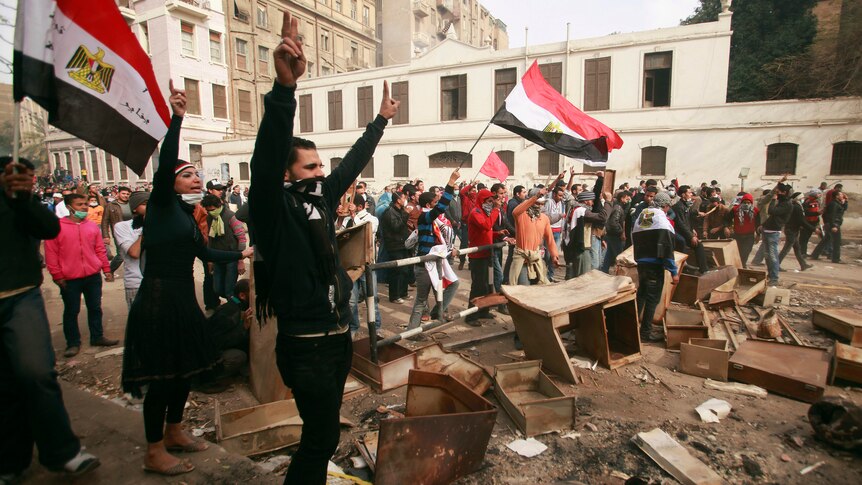 Protesters clash with security forces in Cairo