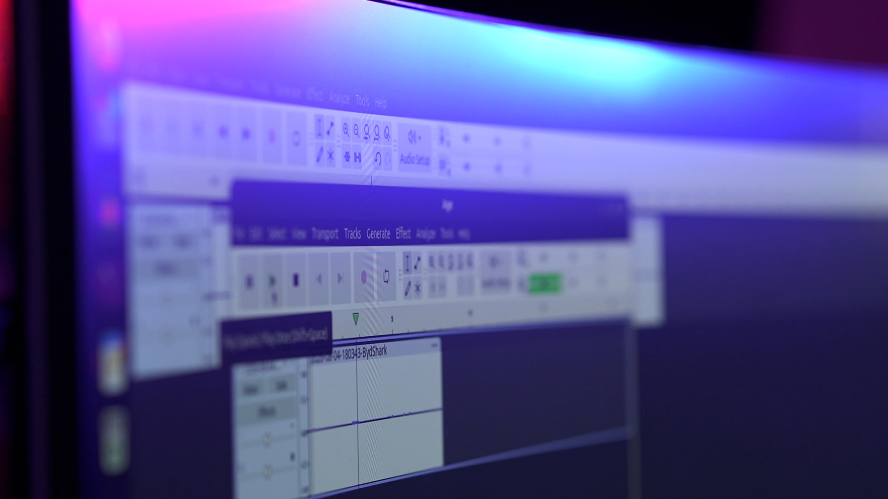 音声波形が表示されたコンピューター プログラムを表示する画面の拡大図。