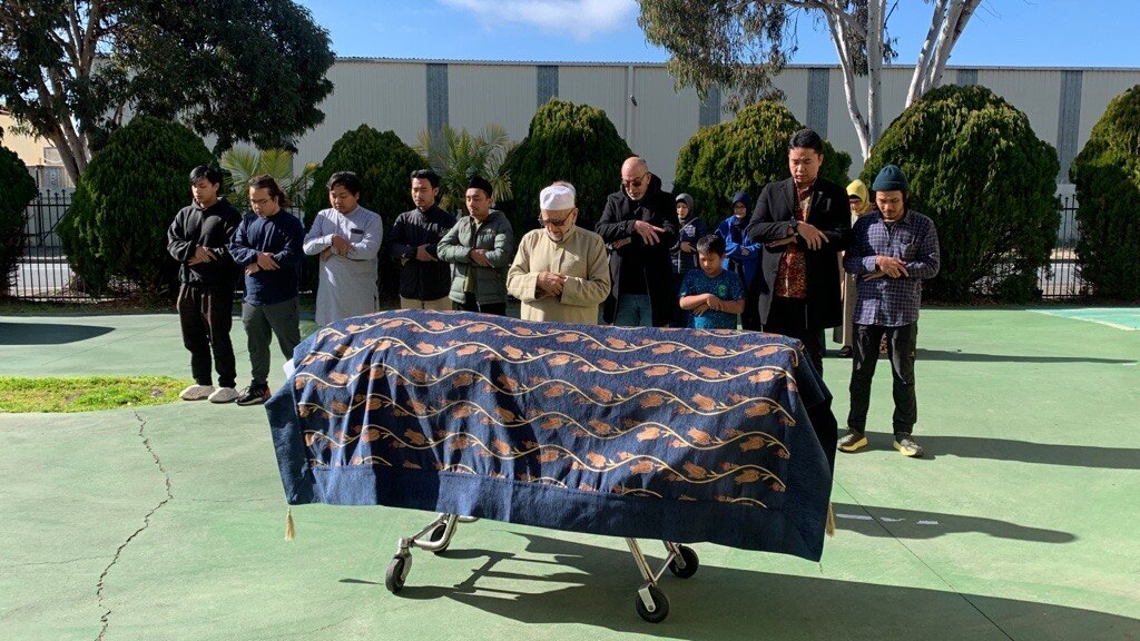 warga mengantar mitha