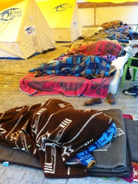 Turkish quake survivors sleep outside tents