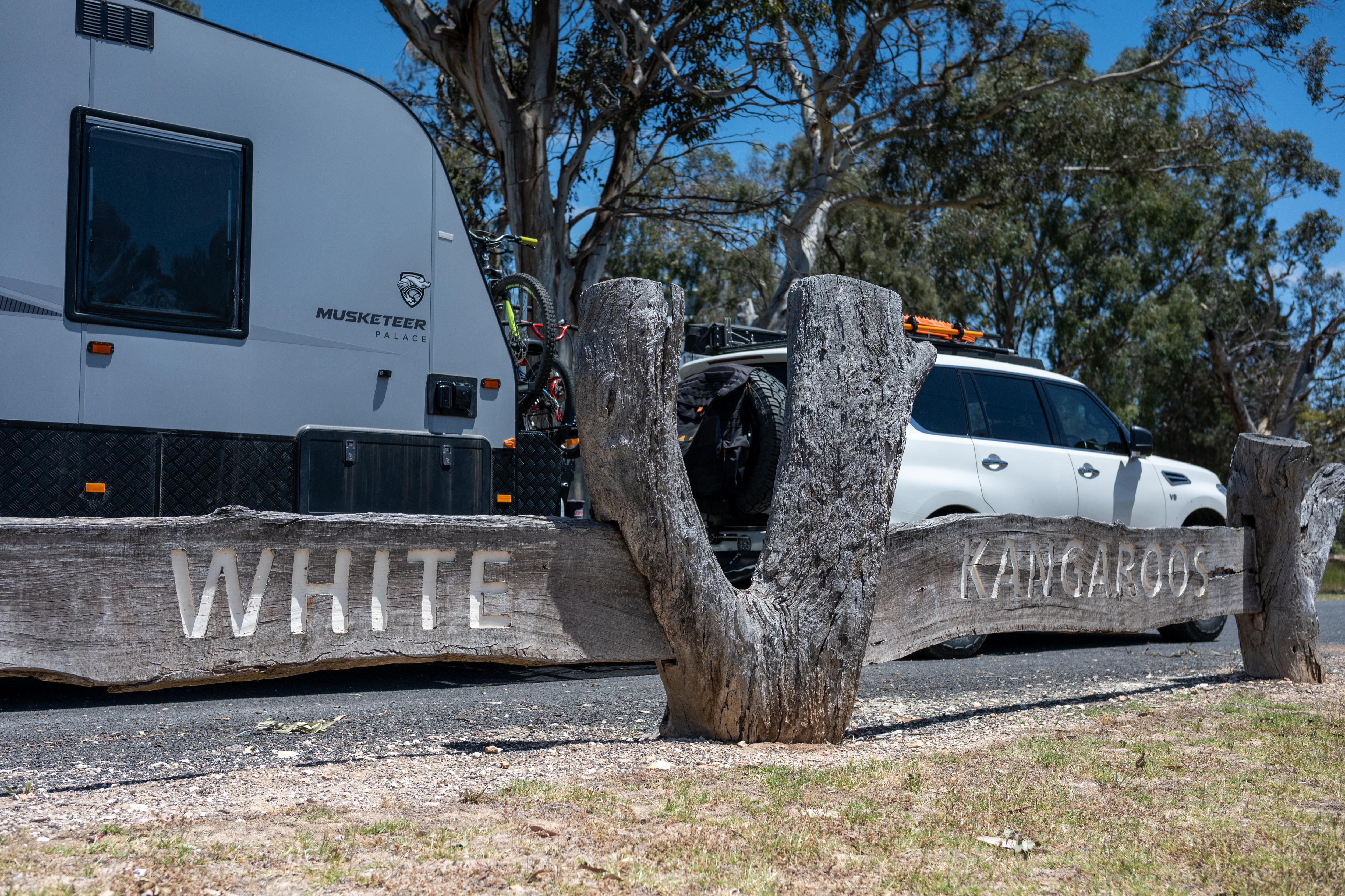 Una caravana y un coche estaban estacionados detrás de un cartel que decía “Canguros Blancos”.