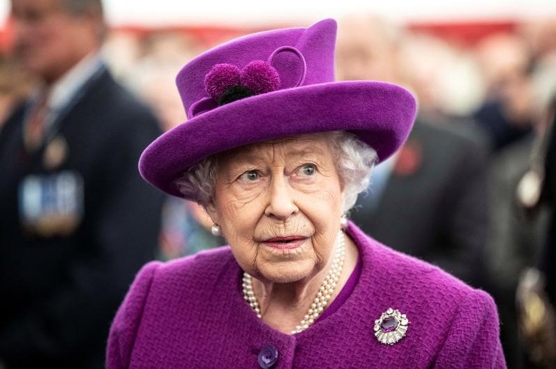 英国女王伊丽莎白二世头戴紫色檐帽