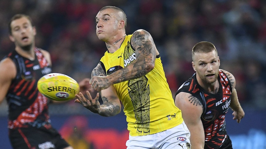 Dustin Martin handpasses against Essendon