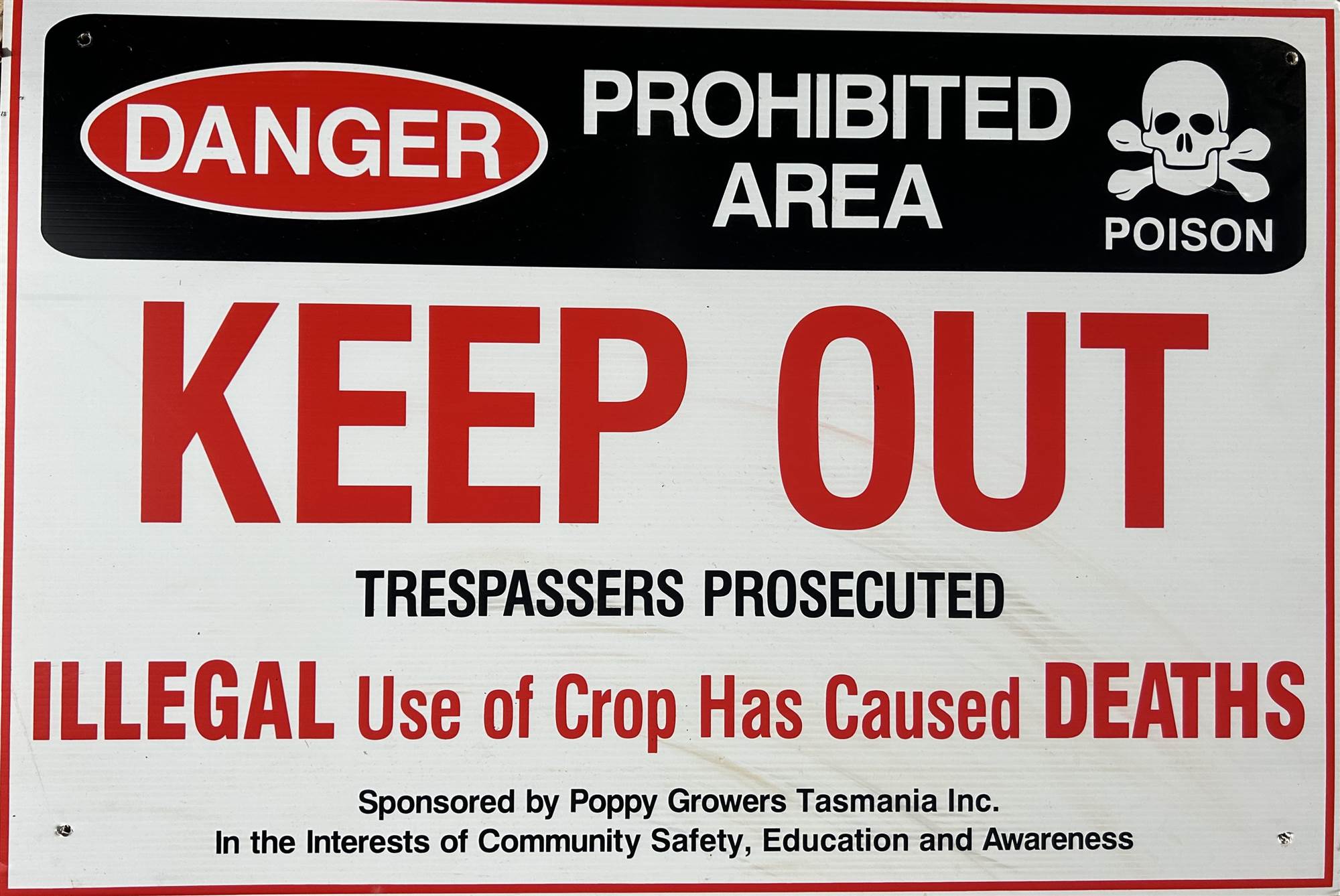 Um close de uma placa que diz 