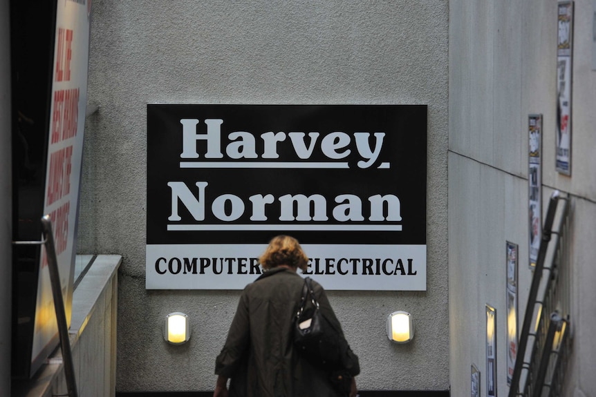 Señalización de Harvey Norman fuera de una tienda minorista en Martin Place, Sydney