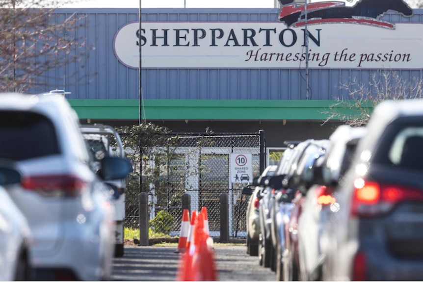 Stopped cars queue for covid testing in Shepparton as cases grow.