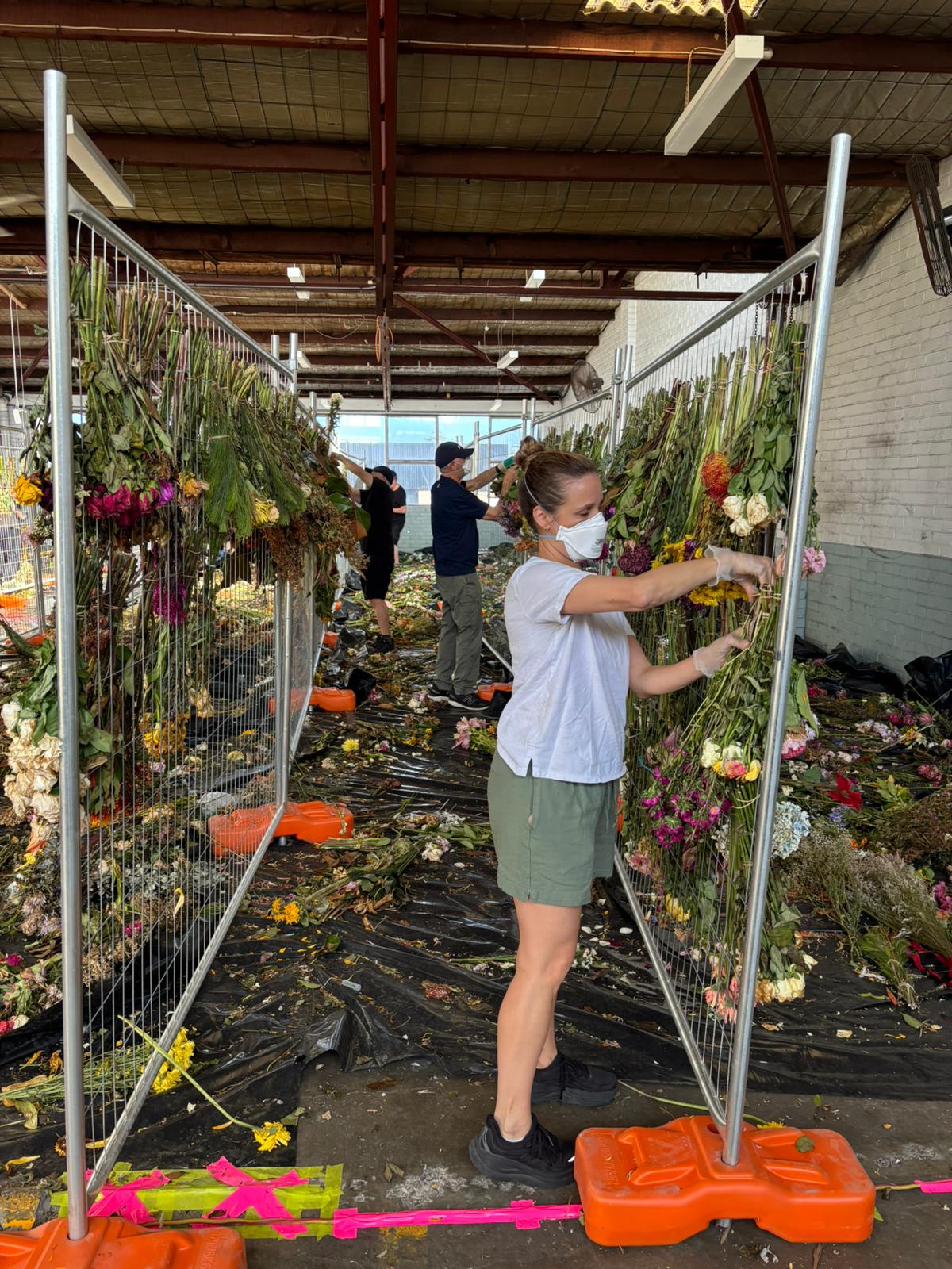 Curadores e voluntários trabalharam juntos para separar as milhares de flores.