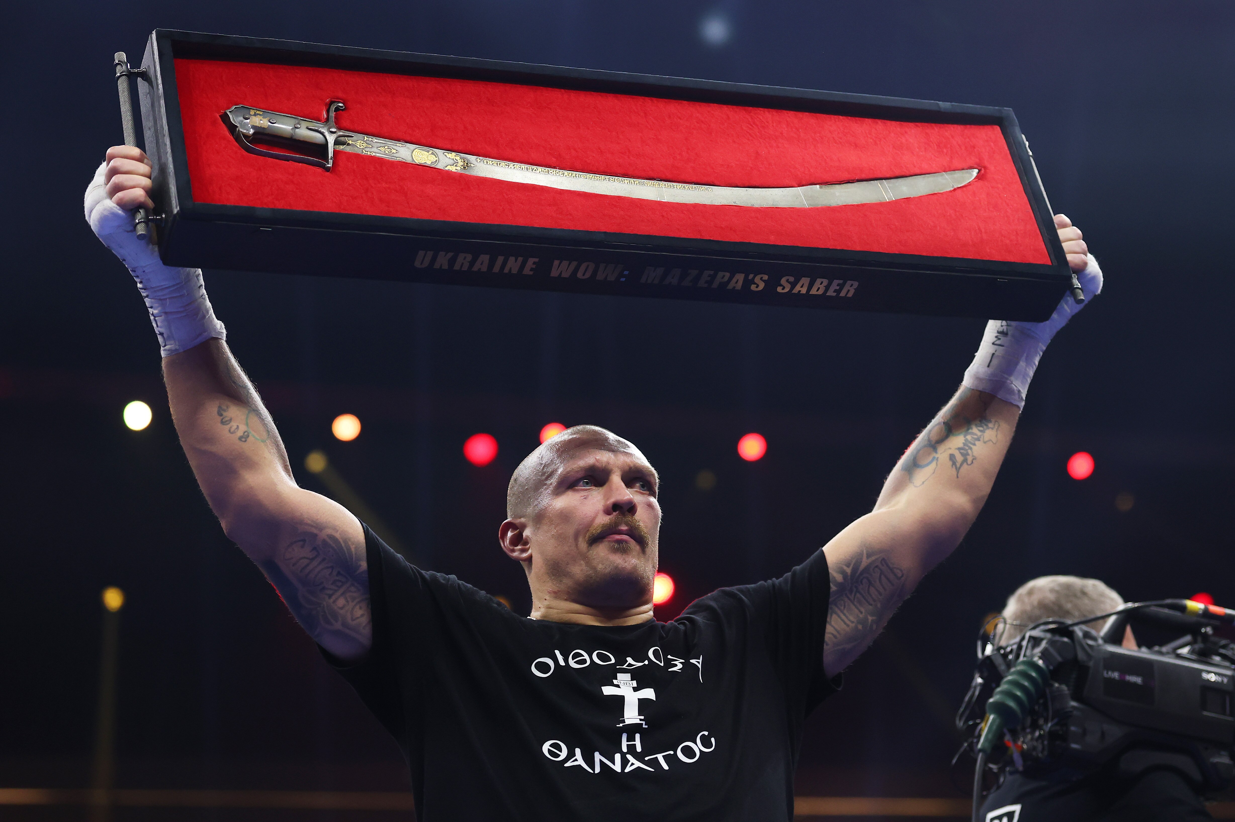Oleksandr Usyk brandit une épée