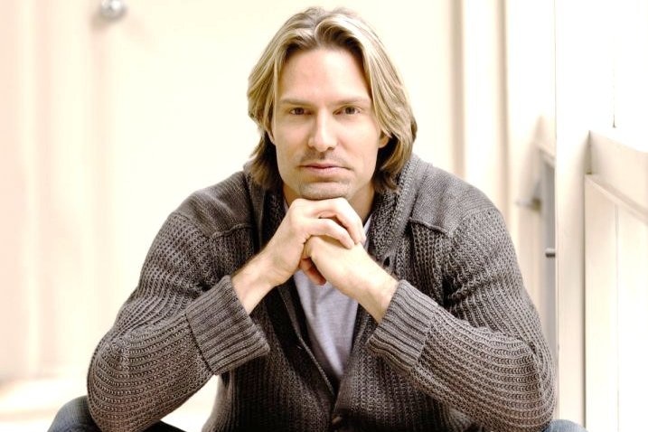 Eric Whitacre relaxes