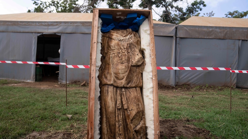 Statue antique parmi les découvertes dans de nouvelles ruines découvertes à Chellah, Maroc