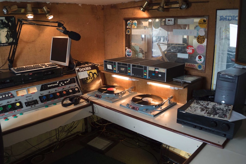 A empty radio study onboard a boat