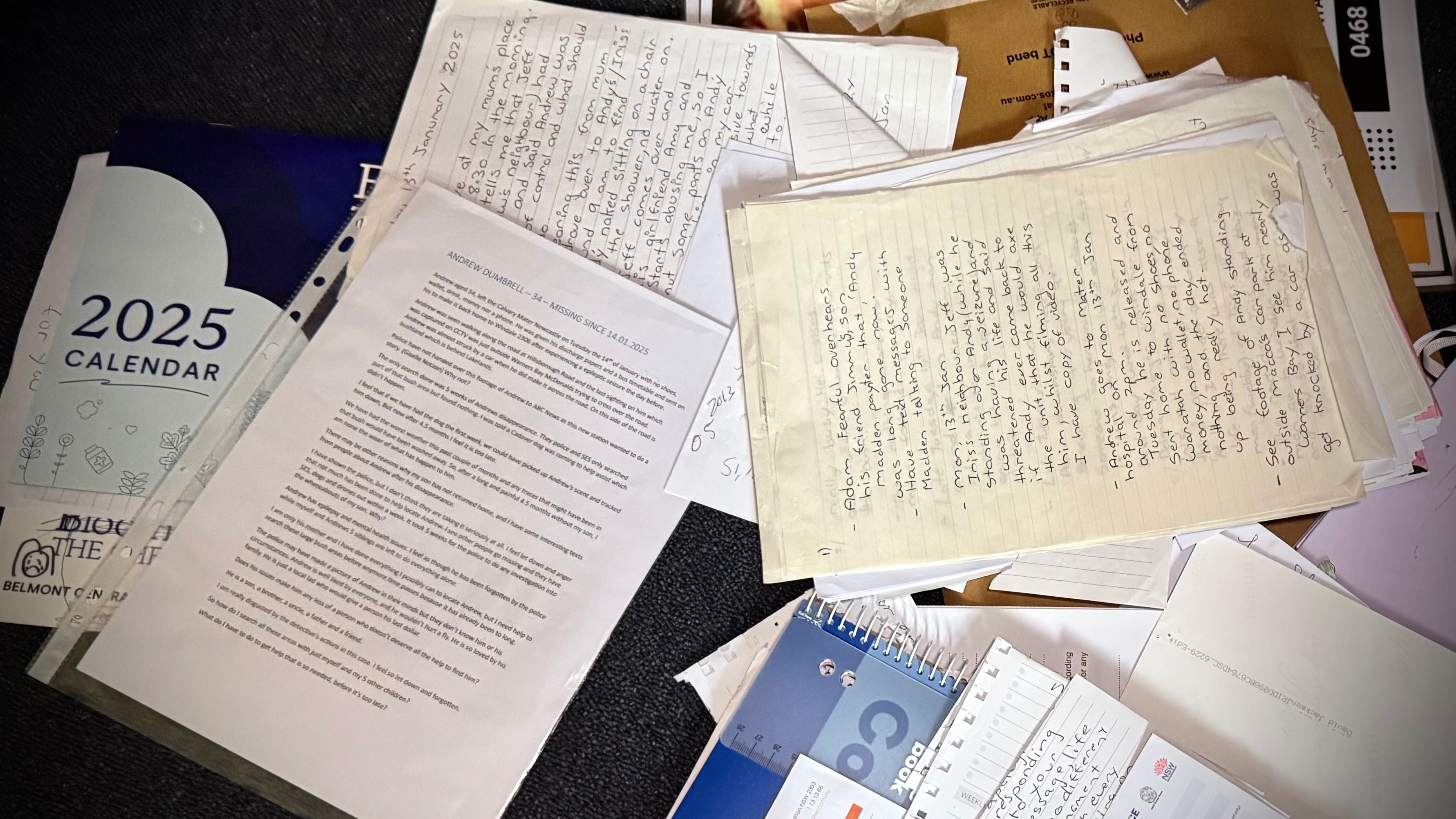 Una colección de documentos que Ángela guardó para encontrar a Andy esparcidos por el suelo.