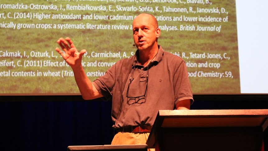 Professor Carlo Leifert presents a public lecture.