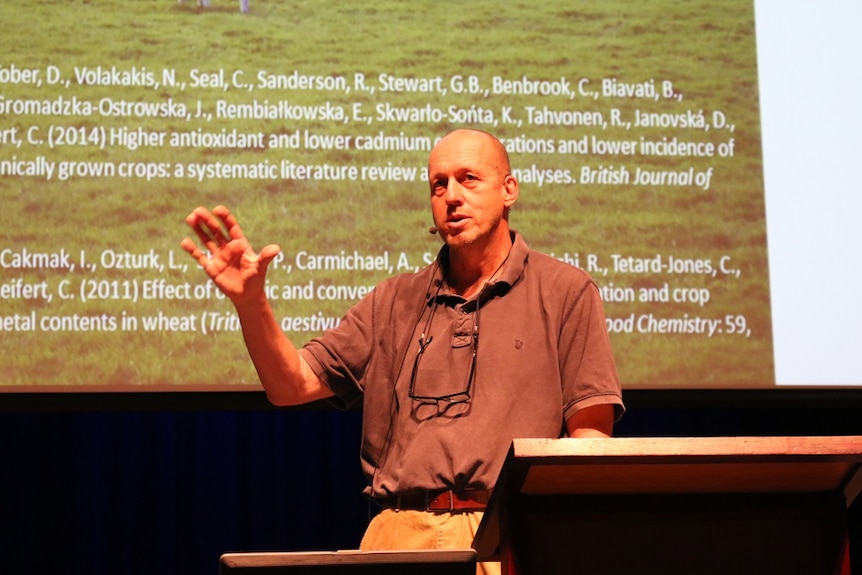 Professor Carlo Leifert presents a public lecture.