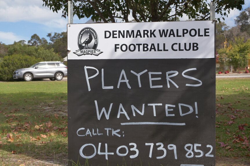 A sign calling for more players.