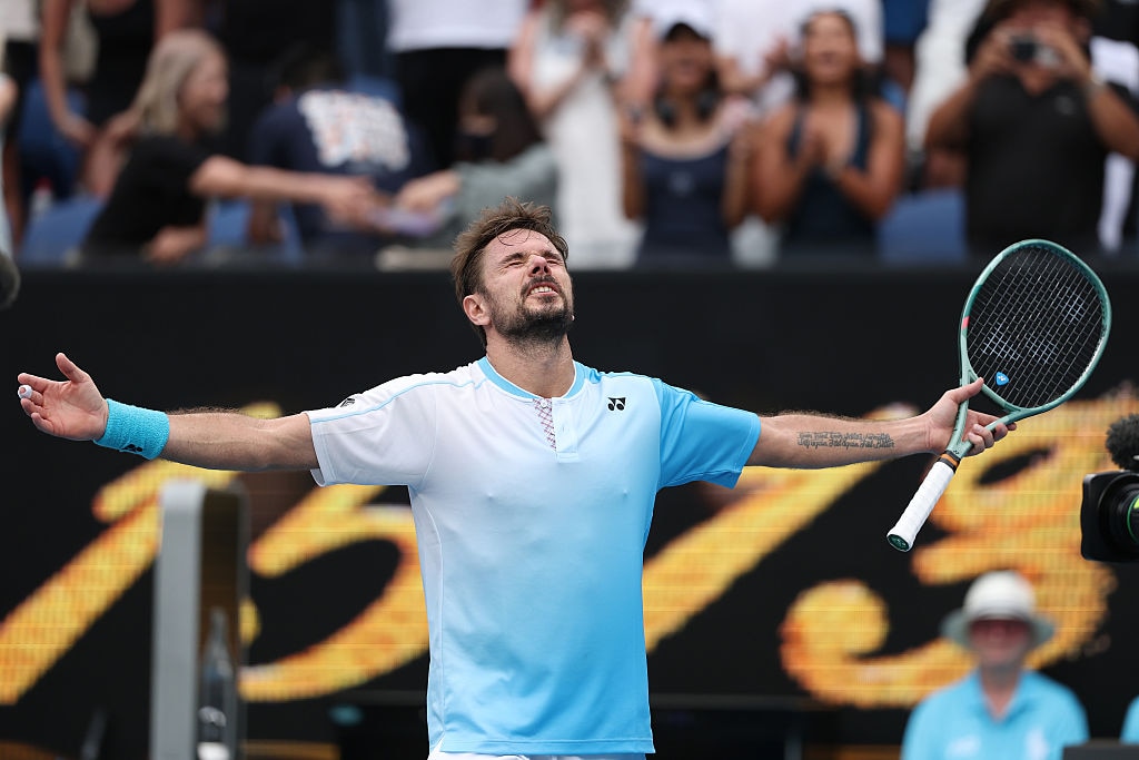 Stan Wawrinka comemora com as mãos estendidas