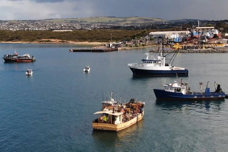 Varios barcos en el agua de mar azul.