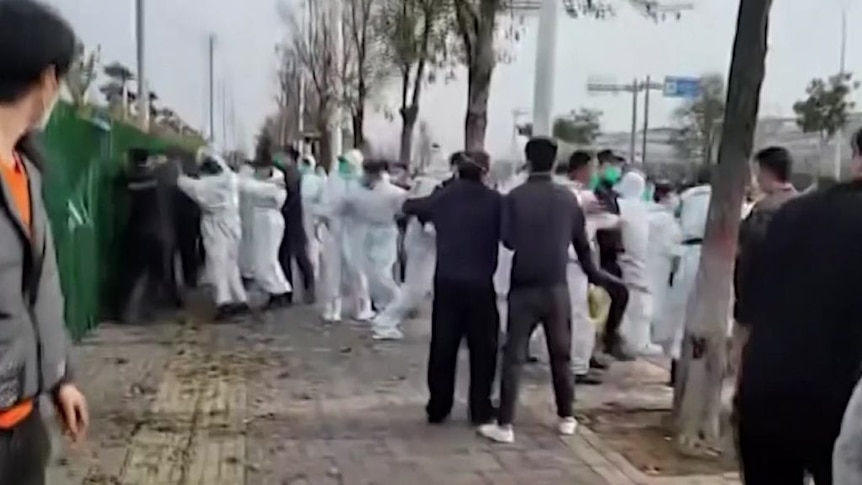 Des travailleurs et des policiers s’affrontent lors d’une énorme manifestation à l’usine chinoise d’iPhone touchée par COVID à Zhengzhou
